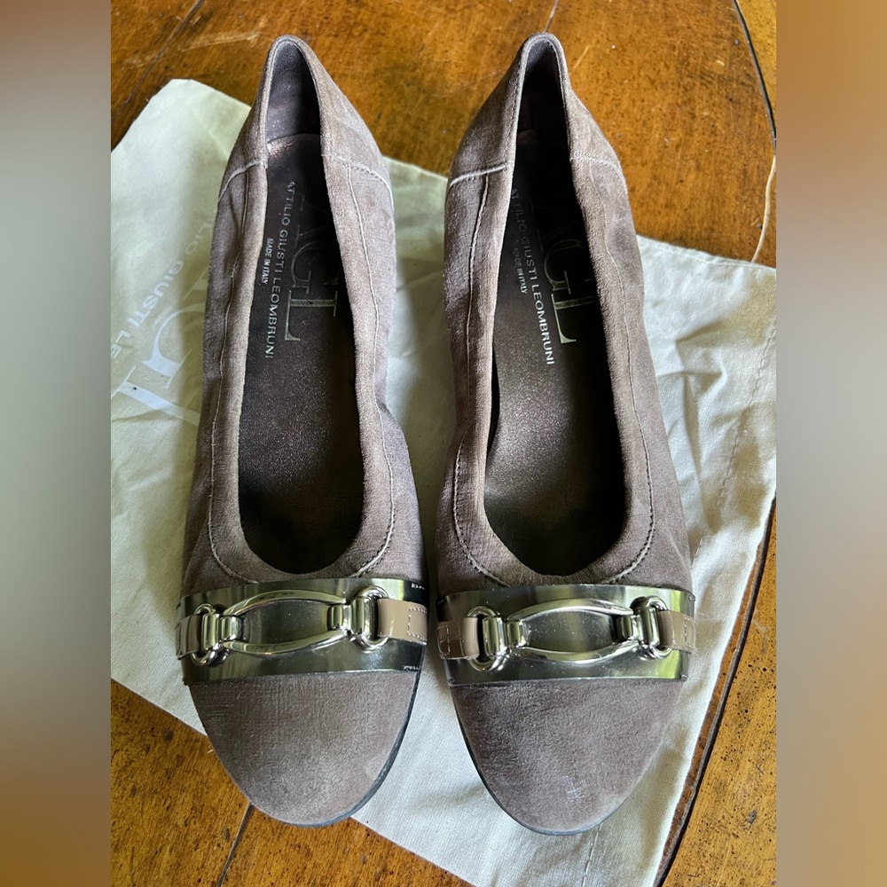 Attilio Giusti Leombruni size 40 taupe suede loafers with small wedge
